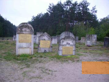 Bild:Kulmhof, 2006, »Waldlager«: Grabsteine vom zerstörten jüdischen Friedhof in Turek erinnern an die einstige Gemeinde, Thomas Herrmann, Berlin
