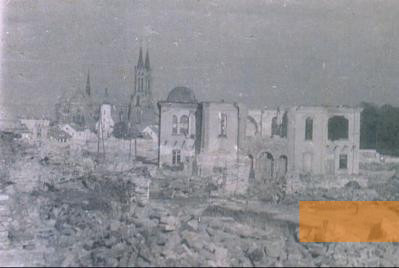 Bild:Bialystok, o.D, Blick auf die niedergebrannte Große Synagoge, deathcamps.org