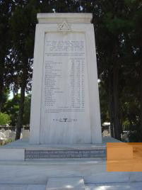 Bild:Athen, 2004, Denkmal mit Angaben zu den Opferzahlen auf dem Jüdischen Friedhof, Alexios Menexiadis