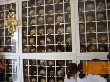 Bild:Distomo, 2004, Innenansicht des Beinhauses und der Kapelle mit Schädeln der Ermordeten, Alexios Menexiadis