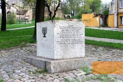 Bild:Bendzin, 2013, Denkmal am ehemaligen Standort der 1939 niedergebrannten Synagoge, Steve Glickman
