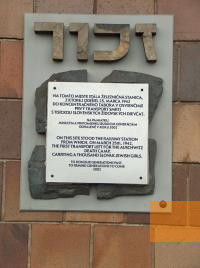 Bild:Deutschendorf, 2004, Gedenktafel am Bahnhof für die deportierten jüdischen Mädchen, Stiftung Denkmal