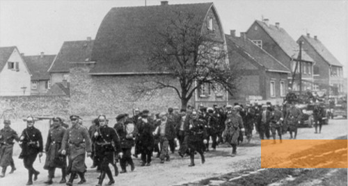 Bild:Osthofen, Mai 1933, Wormser Häftlinge werden von Hilfs- und regulärer Polizei in das KZ Osthofen gebracht, NS-Dokumentationszentrum Rheinland-Pfalz / Gedenkstätte KZ Osthofen