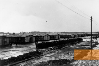 Bild:Zeithain, 1943/44, Zählappell vor den Unterkunftsbaracken im Kriegsgefangenenlager, Niedersächsisches Hauptstaatsarchiv Hannover