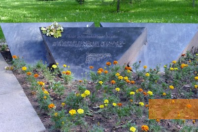 Bild:Puschkin, 2016, Gedenktafel vor dem Denkmal, Arie Shapira