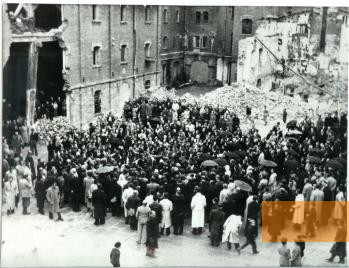 Bild:Triest, vermutlich 1945, Gedenkveranstaltung vor dem gesprengten Krematorium, Civico Museo della Risiera di San Sabba – Civici Musei di Storia ed Arte