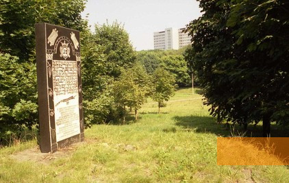 Bild:Dnipro, 2005, Denkmal beim Botanischen Garten, Stiftung Denkmal