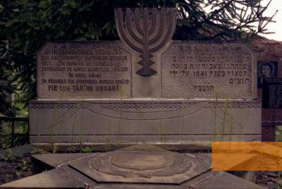 Bild:Soroca, 2005, Das Denkmal für die Opfer des Holocaust in Nahaufnahme, Stiftung Denkmal