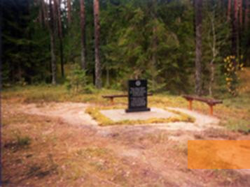 Bild:Balda-Wald, 2004, Der Gedenkstein am Ort der Erschießungen, Muzejs »Ebreji Latvijā« 
