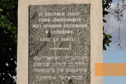 Bild:Ciechanów, 2010, Inschrift auf dem Gedenkstein für die ermordeten Juden von Ciechanów, Sławomir Topolewski