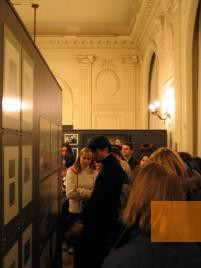 Bild:Brüssel, o.D., Besucher der Ausstellung, Musée Juif de Belgique