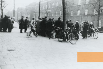 Bild:Amsterdam, 1941, Straßenszene während des Februarstreiks, Image bank WW2 – NIOD
