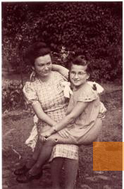 Bild:Berlin, 1949, Hildegard Knies (1915–1997) mit der mit ihrer Hilfe geretteten Evelyn Goldstein (*1938), Privatbesitz Evy Woods
