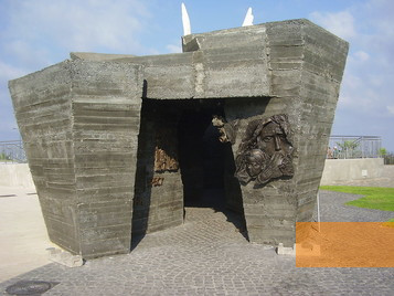 Bild:Netanja, 2012, Eingang in den bunkerartigen »dunklen« Teil des Denkmals, Avishai Teicher