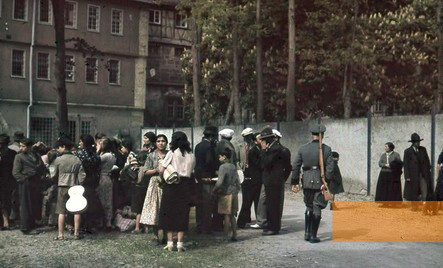 Bild:Asperg, 1940, Deportation von Sinti und Roma, Sammelplatz, Bundesarchiv, R 165 Bild-244-47