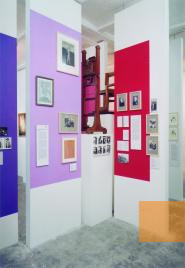 Bild:Berlin 2004, Blick in die Dauerausstellung des Schwulen Museums, Schwules Museum Berlin, Thomas Bruns