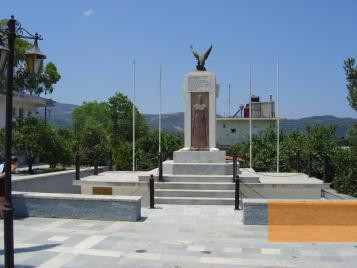 Bild:Alikianos, 2004, Denkmal für die am 2. Juni 1941 ermordeten Dorfbewohner, Alexios Menexiadis