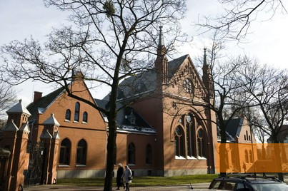 Bild:Gleiwitz, 2019, Außenansicht der Begräbnishalle, Dom Pamięci Żydów Górnośląskich