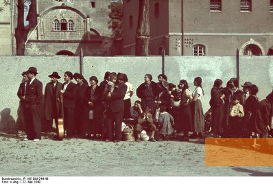 Bild:Hohenasperg, 1940, Deportation deutscher Sinti ins besetzte Polen, Bundesarchiv, R 165 Bild-244-48
