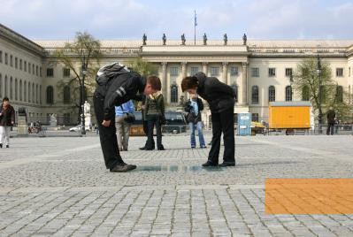 Bild:Berlin, 2008, Besucher am Denkmal, Stiftung Denkmal, Anne Bobzin