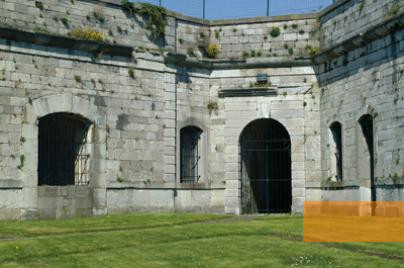 Bild:Huy, 2004, Innenhof der Festung heute, Fédération du Tourisme de la Province de Liège