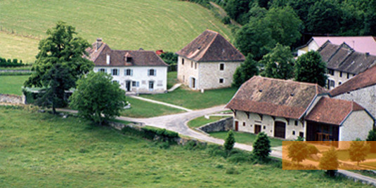 Bild:Izieu, 2001, Im Gebäude links befindet sich die »Gedenkstätte für die ermordeten jüdischen Kinder«, Maison d’Izieu