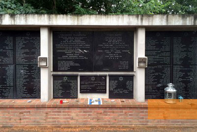 Bild:Tröbitz, 2016, Gedenkmauer mit den Namen der Opfer am Jüdischen Friedhof, Mirna Campanella