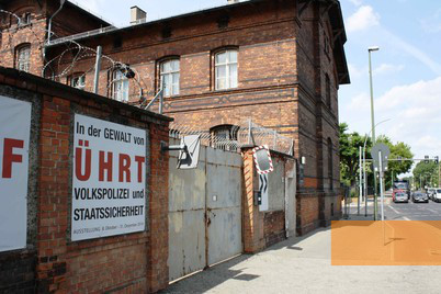 Bild:Berlin-Rummelsburg, 2015, Ehemaliges Eingangstor des Gefängnisses Rummelsburg, Stiftung Denkmal