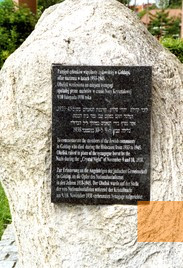 Bild:Goldap, 2009, Viersprachige Inschrift am Gedenkstein am ehemaligen Standort der Synagoge, Stiftung Denkmal