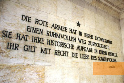 Bild:Berlin, 2015, Stalin-Zitat in einem der Ehrenräume, Stiftung Denkmal