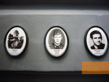 Bild:Budapest, 2008, Portraits und Namen von Personen, die nach der Niederschlagung der Revolution von 1956 hingerichtet wurden, an der Fassade des Hauses, Adriana Lukas