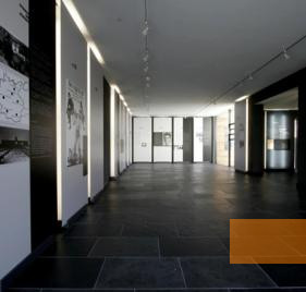 Bild:Gomadingen, 2005, Blick in die Ausstellung im Dokumentationszentrum, Bildarchiv Gedenkstätte Grafeneck