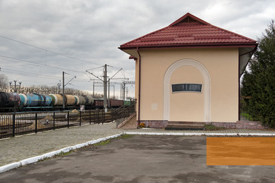 Bild:Lemberg, 2017, Auf dem Bahnhof Klepariw erinnert eine kleine Gedenktafel an die Deportationen ins Vernichtugslager Belzec, Christian Herrmann