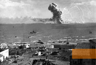 Bild:Gela, 11. Juli 1943, Die amerikanische SS Robert Rowan wird von einer Bombe getroffen, U.S. Army Signal Corps