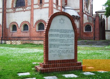 Bild:Subotica, 2005, Holocaustdenkmal vor der Synagoge, Stefan Dietrich