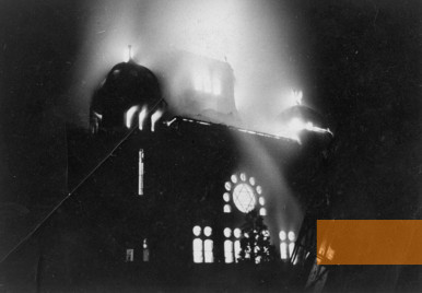 Bild:Oppeln, 1938, Die brennende Synagoge, gemeinfrei