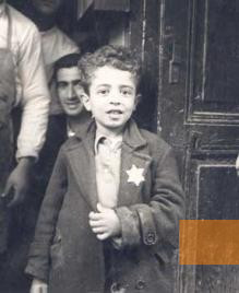 Bild:Rhodos, 1943, Der etwa siebenjährige Alexander Angel, ein Jahr vor der Deportation nach Auschwitz, Rhodes Jewish Museum, Miru Alcana