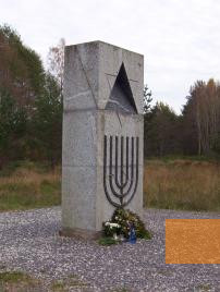 Bild:Klooga, 2004, Das 1994 eingeweihte Denkmal, Stiftung Denkmal