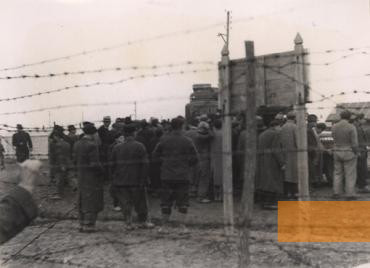 Bild:Gurs, o.D., Häftlinge des Internierungslagers, Centre de Documentation Juive Contemporaine