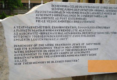 Bild:Sathmar, 2008, Inschrift auf dem Holocaustdenkmal, Margo Schwartz