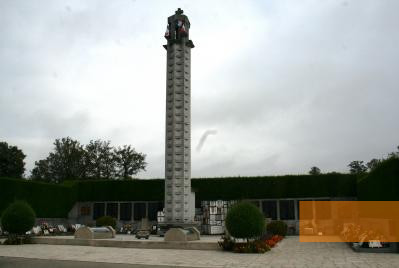 Bild:Oradour-sur-Glane, 2009, Denkmal auf dem Friedhof, Alain Devisme