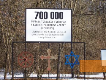Bild:Donja Gradina, 2006, Das Schild in Donja Gradina spricht von 700.000 Opfern des Lagers Jasenovac, Stiftung Denkmal, Stefan Dietrich