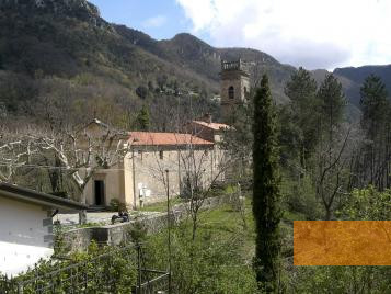 Bild:Sant'Anna di Stazzema, 2008, Ansicht mit Dorfkirche, Sergio Bovi Campeggi