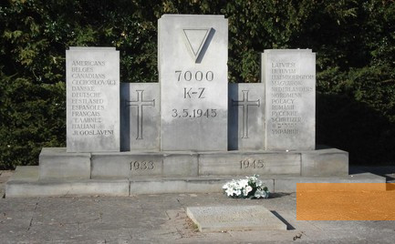 Bild:Neustadt in Holstein, 2010, Gedenksteine auf dem Ehrenfriedhof Cap Arcona, Genet