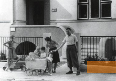 Bild:Kaunas, 1940, Suhigara und seine Familie vor dem Konsulat, Sugiharos namai 
