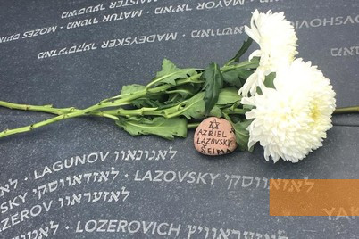 Bild:Jurburg, 2019, Blumen erinnern an eine jüdische Familie am Tag der Eröffnung des Denkmals, Elke Bredereck
