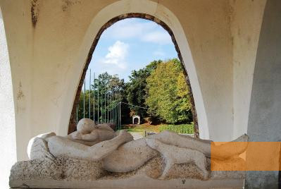 Bild:Sant'Anna di Stazzema, 2008, Skulpur im Inneren des Beinhauses, Sergio Bovi Campeggi