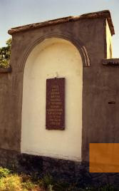 Bild:Dubossary, 2005, Gedenktafel an der Mauer, Stiftung Denkmal