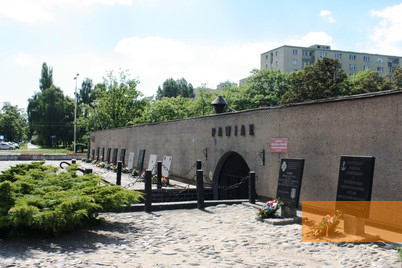 Bild:Warschau, 2013, Der Eingang zum Gefängnismuseum Pawiak, Stiftung Denkmal