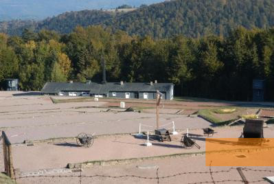 Bild:Natzweiler-Struthof, o.D., Blick auf das Gelände des ehemaligen Konzentrationslagers, DMPA, Ministère de la Défense, J. Robert